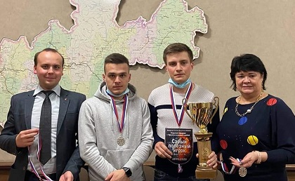 Вице-спикер ЗС Ольга Носенко встретилась с лидерами команды КПРФ по хоккею с шайбой 